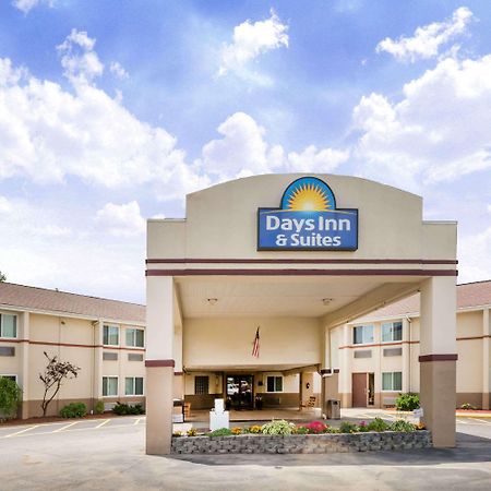 Days Inn & Suites By Wyndham Bridgeport - Clarksburg Exteriér fotografie