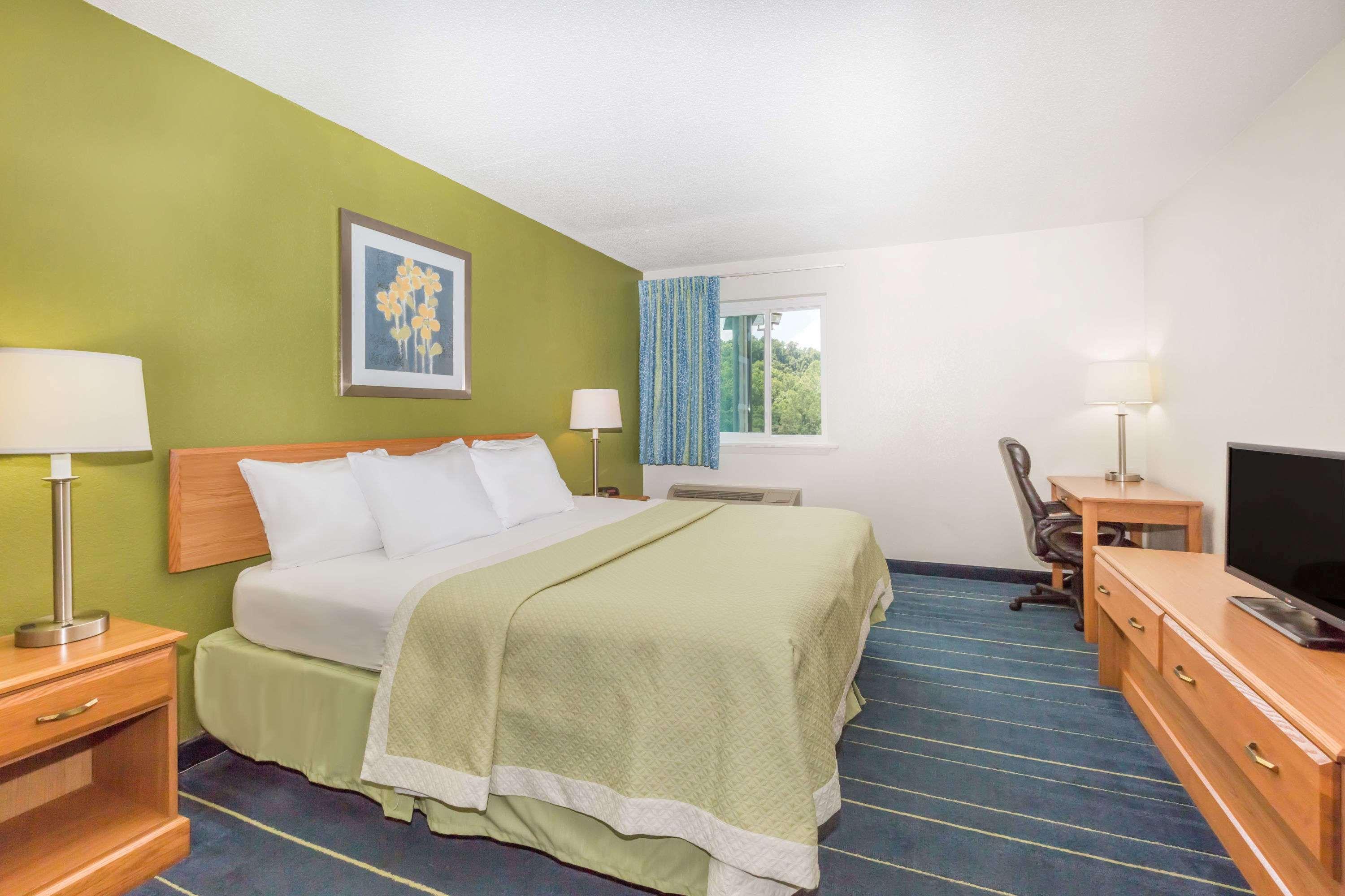 Days Inn & Suites By Wyndham Bridgeport - Clarksburg Exteriér fotografie