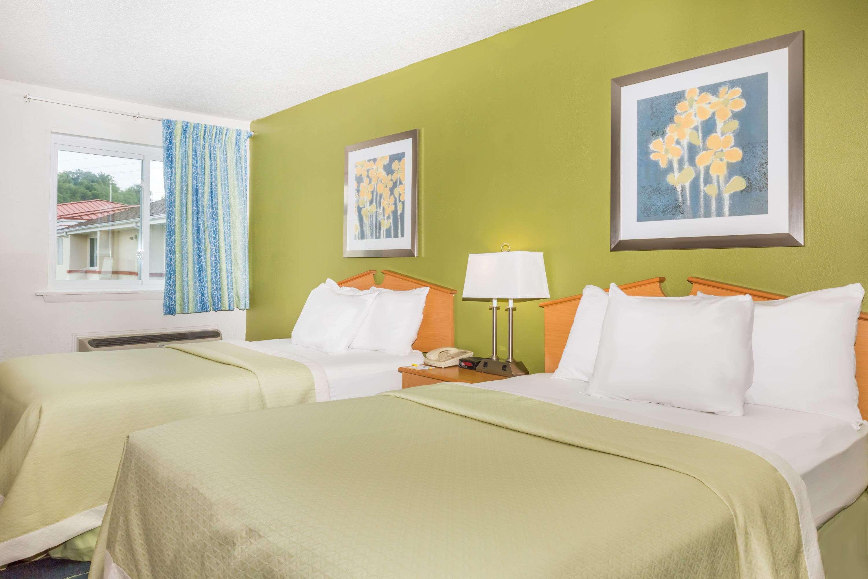 Days Inn & Suites By Wyndham Bridgeport - Clarksburg Exteriér fotografie