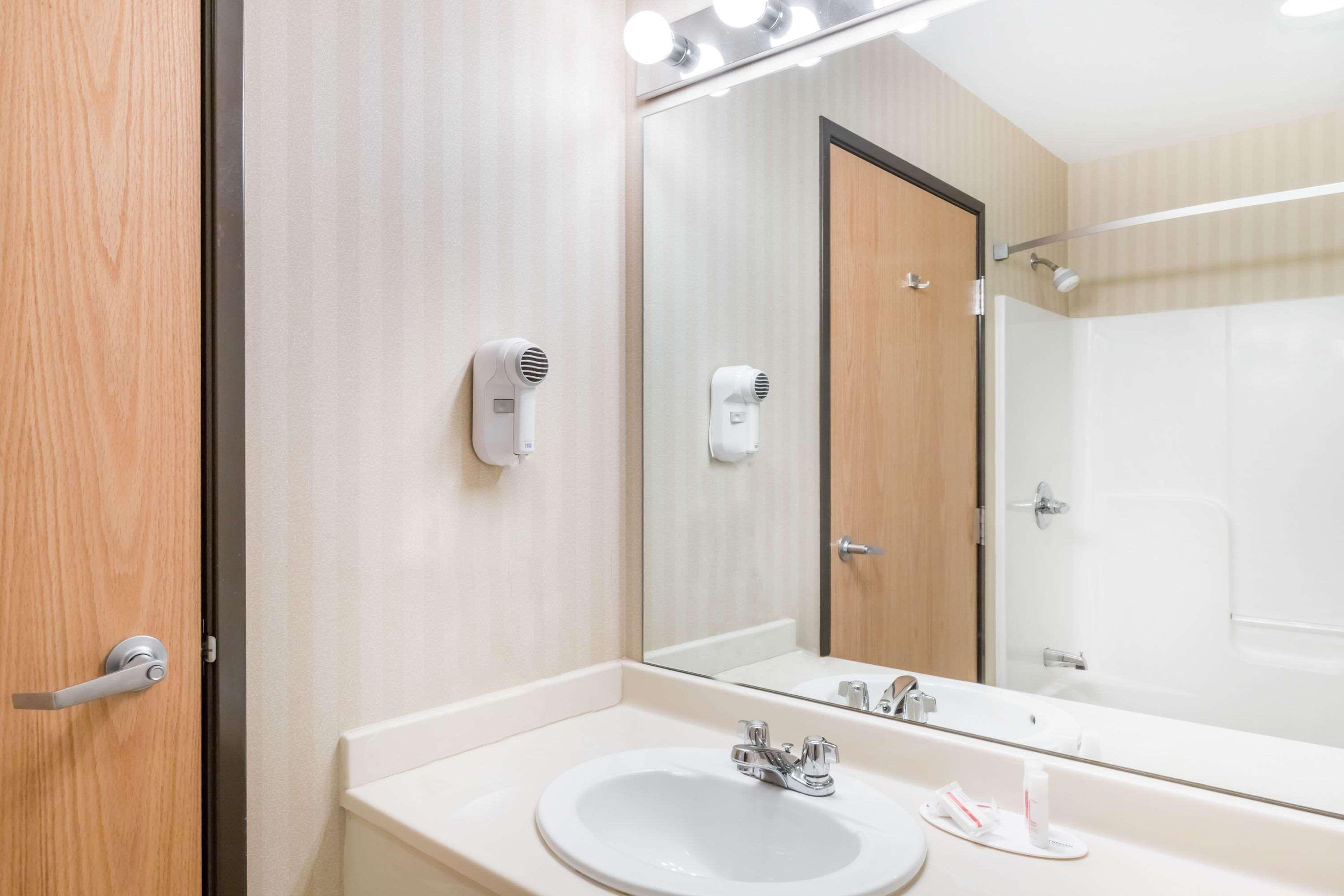 Days Inn & Suites By Wyndham Bridgeport - Clarksburg Exteriér fotografie