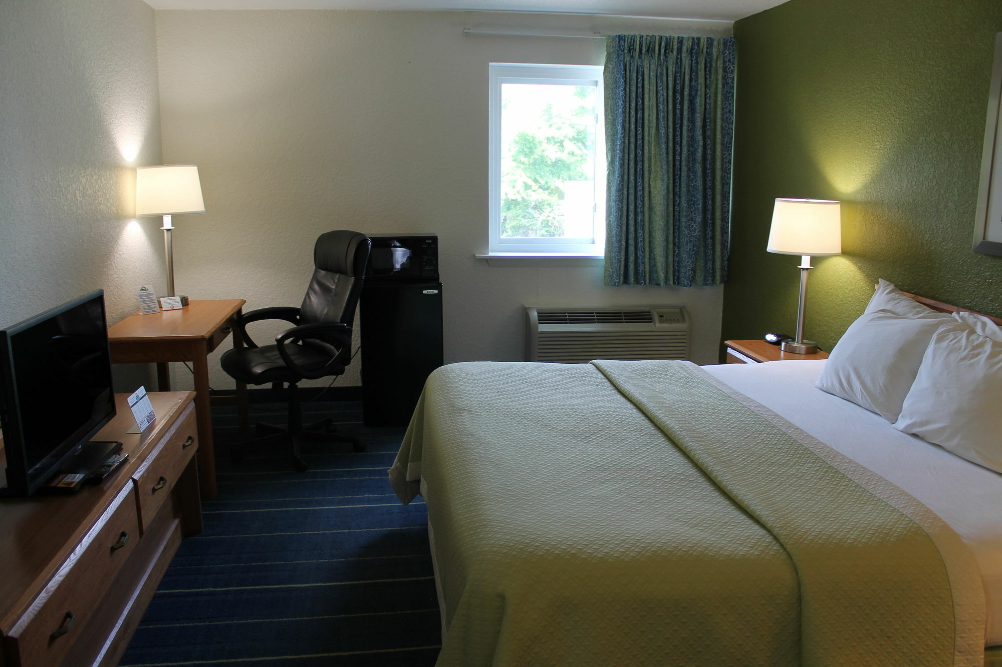 Days Inn & Suites By Wyndham Bridgeport - Clarksburg Exteriér fotografie