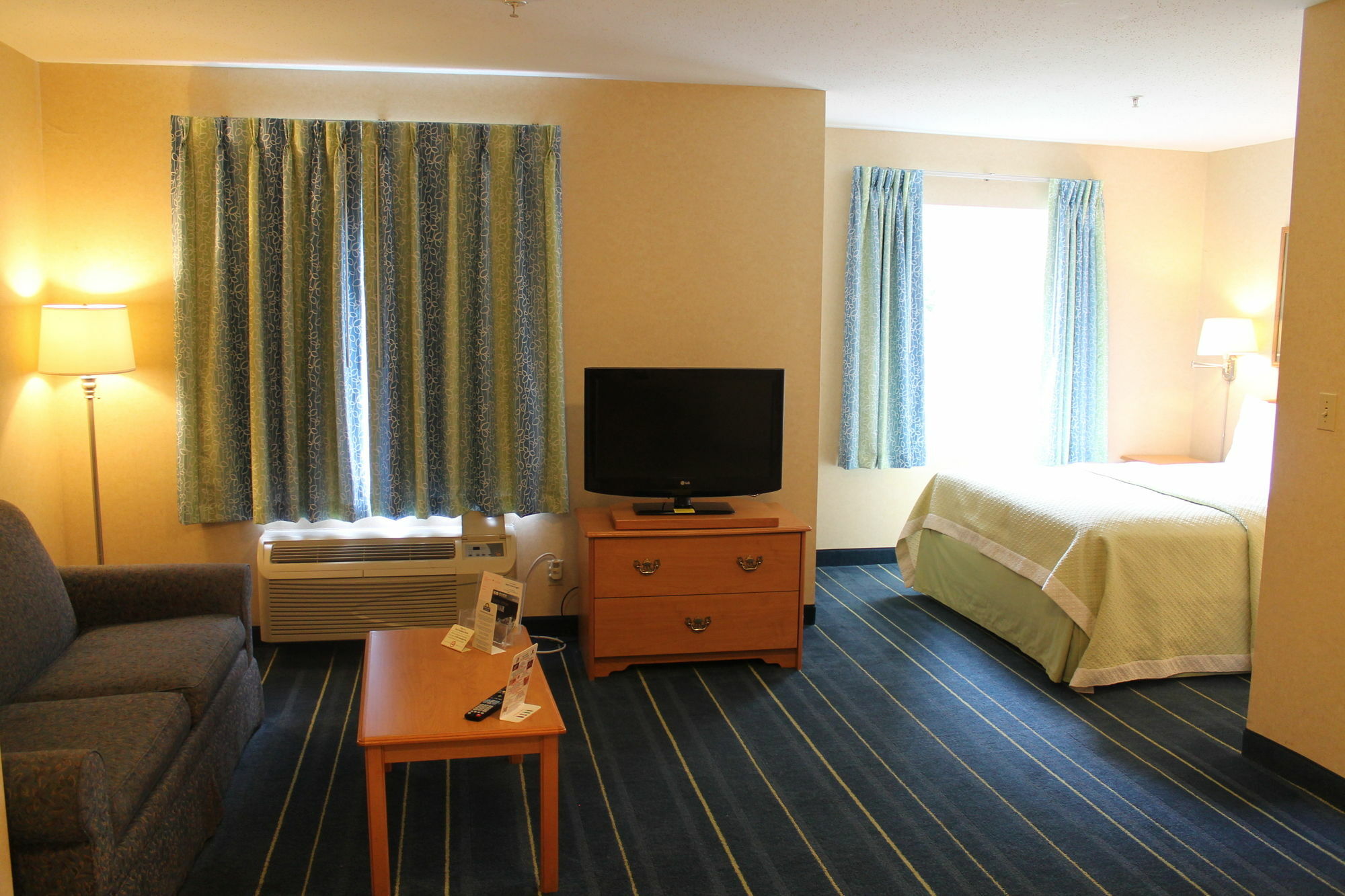 Days Inn & Suites By Wyndham Bridgeport - Clarksburg Exteriér fotografie