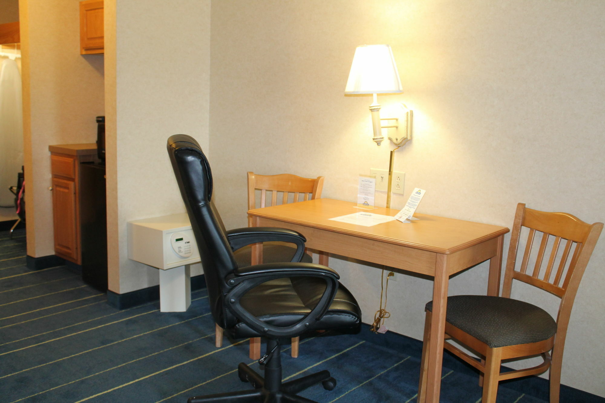 Days Inn & Suites By Wyndham Bridgeport - Clarksburg Exteriér fotografie